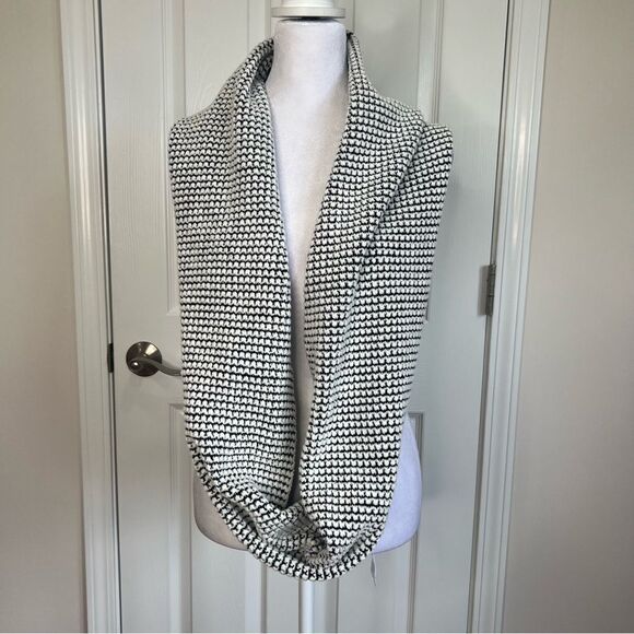 NWT. Calvin Klein Infinity Loop Scarf Black White - Picture 1 of 9